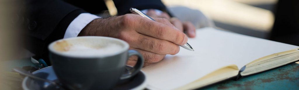 Cannabis Anwalt erstellt handschriftliche Notizen