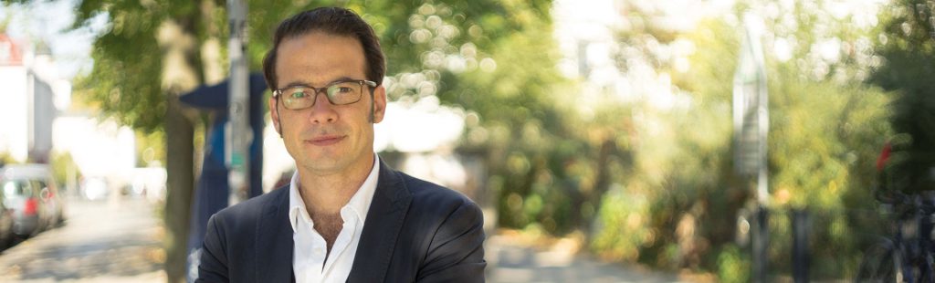 bild zeigt oliver rabbat den cannabis anwalt