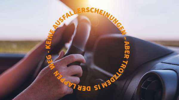 Hand am Lenkrad mit dem Schriftzug „Keine Ausfallerscheinungen – aber trotzdem ist der Lappen weg
