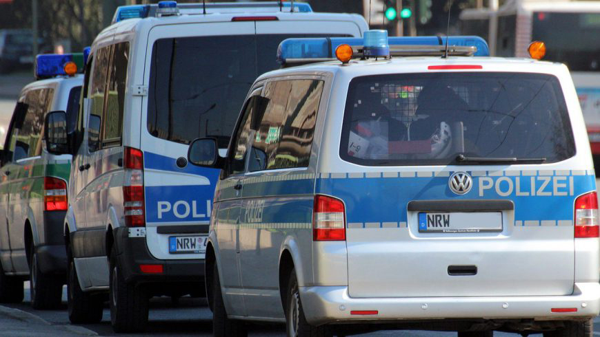 Polizei stoppt mit mich dem KfZ im Strassenverkehr
